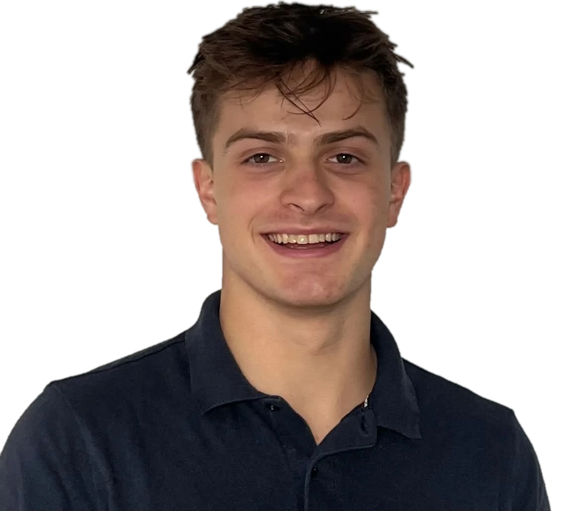 Olivier, massothérapeute, souriant, en polo marine, sur un fond crème.